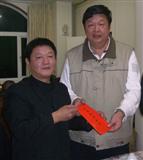 縣長陳雪生致贈本會會員聯誼會聚餐加菜金，由理事長陳秀其代表接受。